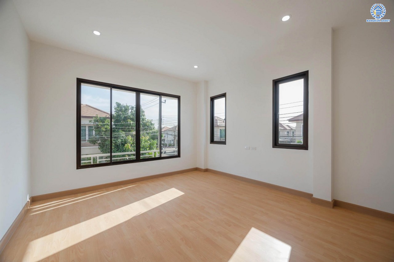 บ้านมือสองตกแต่งใหม่ โครงการ รติรมย์ ฟิฟท์ ราชพฤกษ์-ปิ่นเกล้า หลังมุม เนื้อที่ 57.5 ตร.ว. ฟังก์ชัน 3 ห้องนอน 3 ห้องน้ำ 2 ที่จอดรถ บรรยากาศเป็นส่วนตัว บนทำเลยอดนิยม เชื่อมต่อถนนสวนผัก, ถนนราชพฤกษ์, ถนนบางกรวย-ไทรน้อย ใกล้เซ็นทรัลเวสต์วิลล์ และจุดขึ้นทางด่วน "ศรีรัช"